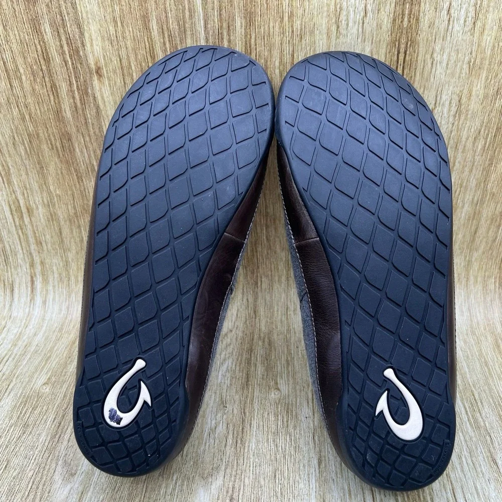 OluKai Mahana Slippers Men's Size‎ 9 Gray Quilted Textile Leather Slip On Shoes
